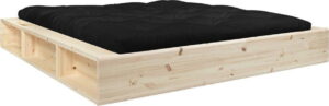 Dvoulůžková postel z masivního dřeva s úložným prostorem a černým futonem Comfort Mat Karup Design