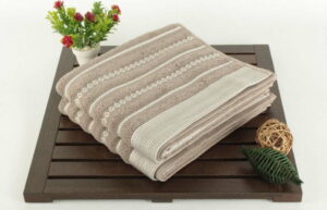 Sada dvou ručníků s pruhovaným vzorem v šedé a krémově barvě Nature Touch