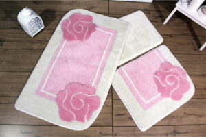 Sada tří koupelnových předložek s motivem květu v růžovo-bíé barvě Knit Knot Chilai Home by Alessia