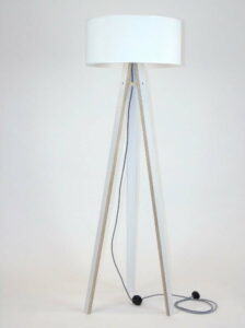 Bílá stojací lampa s bílým stínítkem a černo-bílým kabelem Ragaba Wanda Ragaba