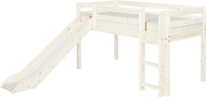 Bílá středně vysoká dětská postel z borovicového dřeva se skluzavkou Flexa Classic