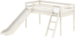 Bílá středně vysoká dětská postel z borovicového dřeva se skluzavkou a žebříkem Flexa Classic