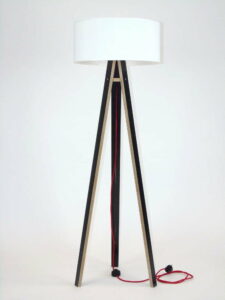 Černá stojací lampa s bílým stínítkem a červeným kabelem Ragaba Wanda Ragaba