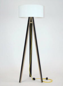 Černá stojací lampa s bílým stínítkem a žlutým kabelem Ragaba Wanda Ragaba