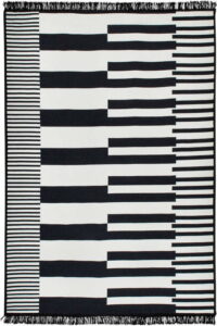 Černo-bílý oboustranný koberec Klotho