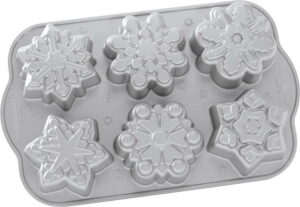 Forma na 6 mini bábovek ve stříbrné barvě Nordic Ware Snowflakes