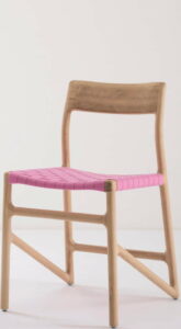 Jídelní židle z masivního dubového dřeva s růžovým sedákem Gazzda Fawn Gazzda