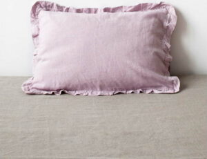 Levandulově fialový lněný povlak na polštář s řaseným lemem Linen Tales