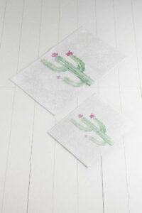Sada 2 bílo-zelených koupelnových předložek Tropica Cactus III Chilai Home by Alessia