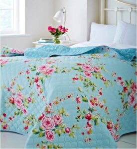 Světle modrý přehoz přes postel s motivem růží Catherine Lansfield Canterbury