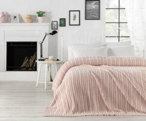 Světle růžový přehoz přes postel Camila
