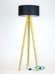 Žlutá stojací lampa s černým stínítkem a tyrkysovým kabelem Ragaba Wanda Ragaba