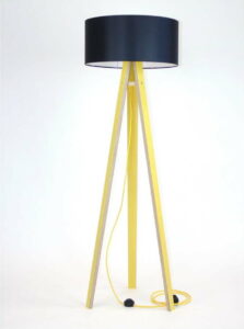 Žlutá stojací lampa s černým stínítkem a žlutým kabelem Ragaba Wanda Ragaba