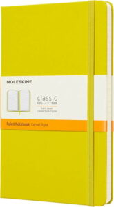 Žlutý linkovaný zápisník v pevné vazbě Moleskine