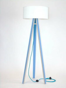 Modrá stojací lampa s bílým stínítkem a tyrkysovým kabelem Ragaba Wanda Ragaba