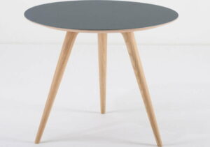 Příruční stolek z dubového dřeva s modrou deskou Gazzda Arp