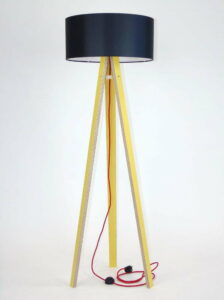 Žlutá stojací lampa s černým stínítkem a červeným kabelem Ragaba Wanda Ragaba