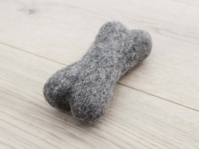 Ořechově hnědá zvířecí vlněná hračka ve tvaru kosti Wooldot Pet Bones