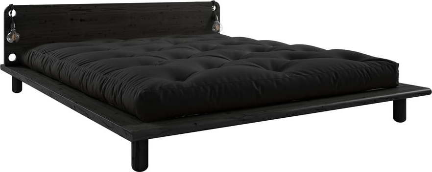 Černá dvoulůžková postel z masivního dřeva s čelem