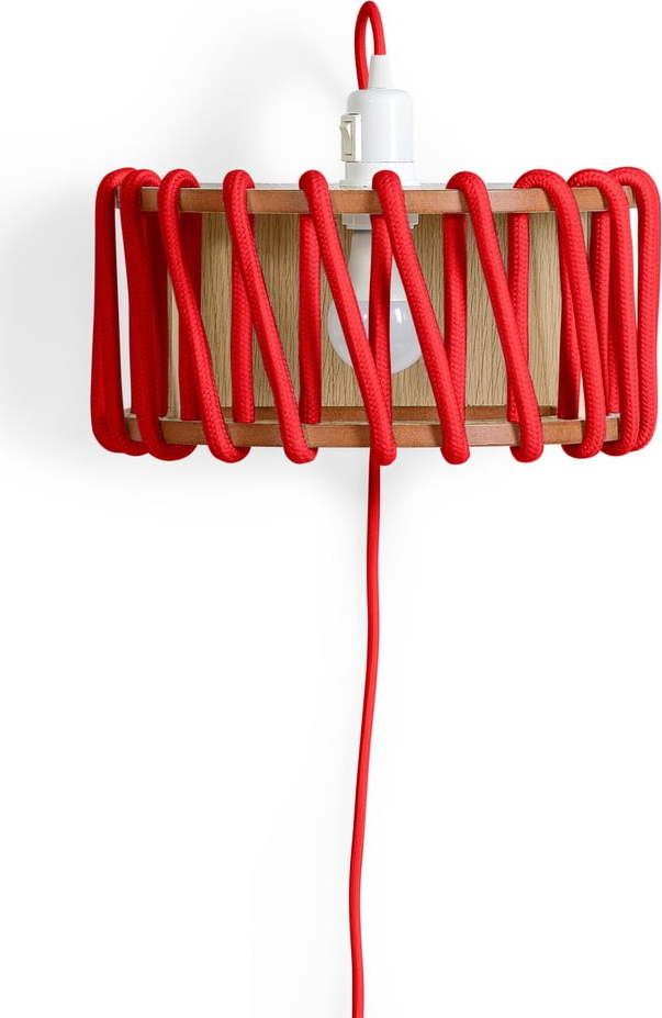 Červená nástěnná lampa s dřevěnou konstrukcí EMKO Macaron
