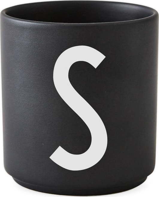 Černý porcelánový hrnek Design Letters Alphabet S