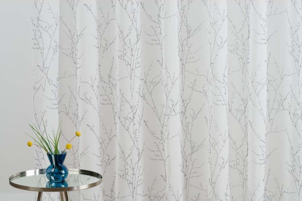 Bílo-šedá záclona 300x260 cm Balada – Mendola Fabrics Mendola Fabrics