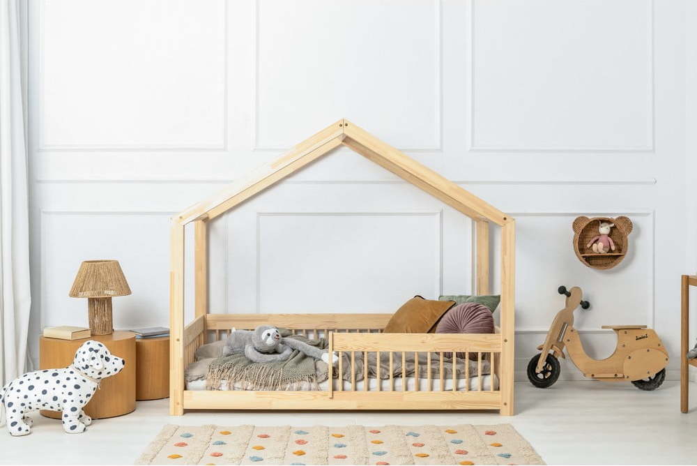 Domečková dětská postel z borovicového dřeva v přírodní barvě 140x200 cm Mila RMW – Adeko Adeko